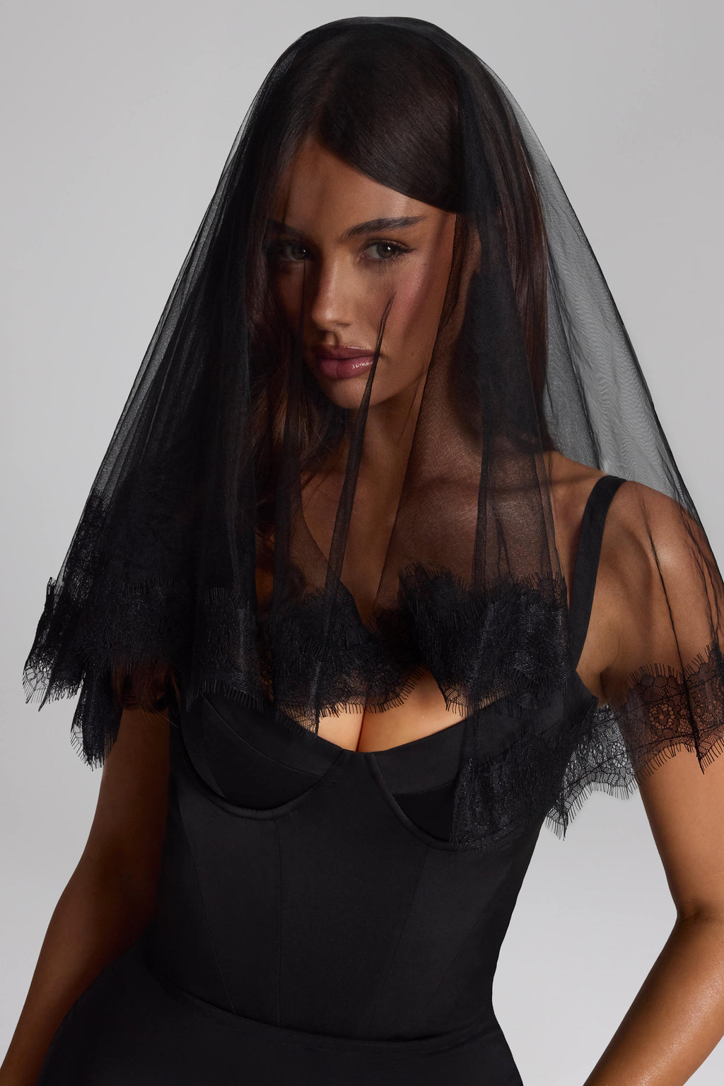 Chic Lace-Trim Veil in Black