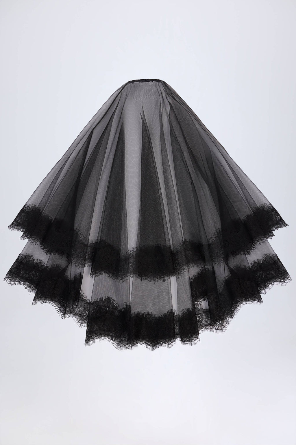 Chic Lace-Trim Veil in Black