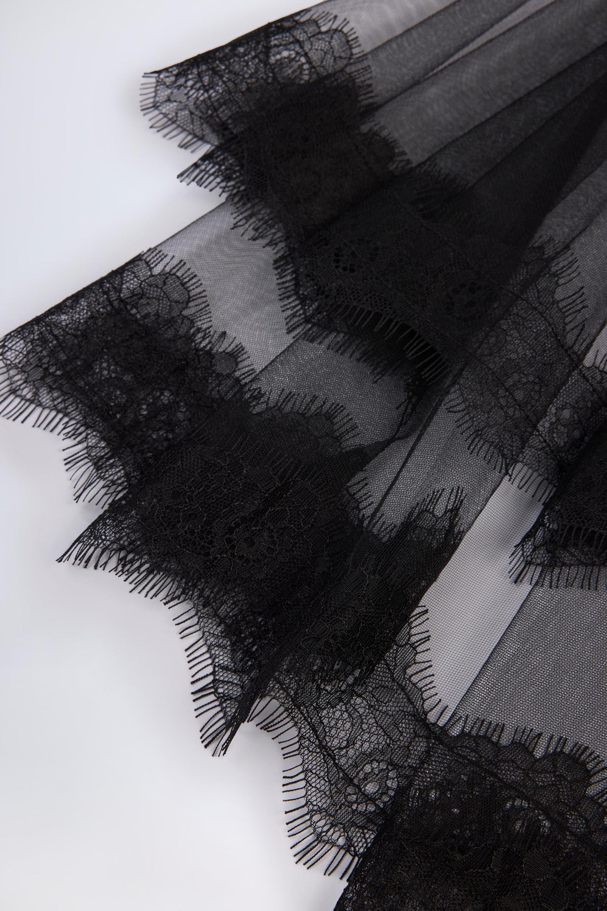 Chic Lace-Trim Veil in Black