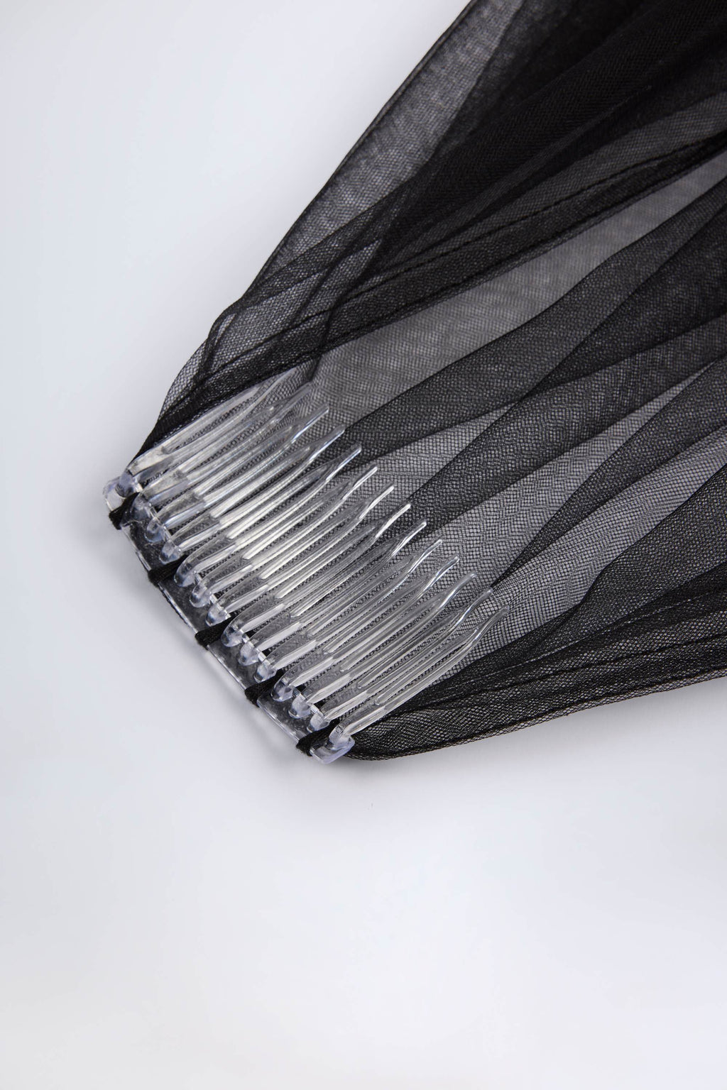 Chic Lace-Trim Veil in Black