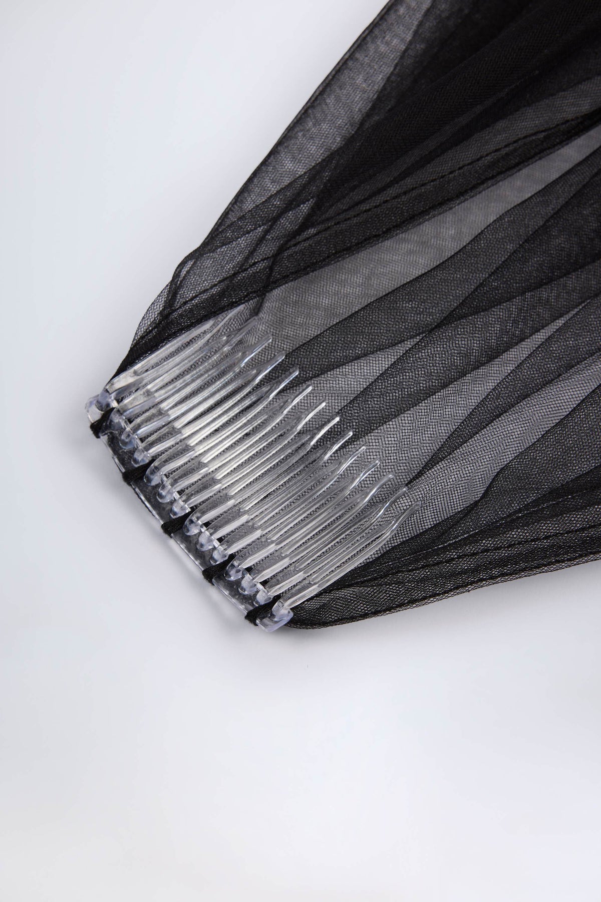 Chic Lace-Trim Veil in Black