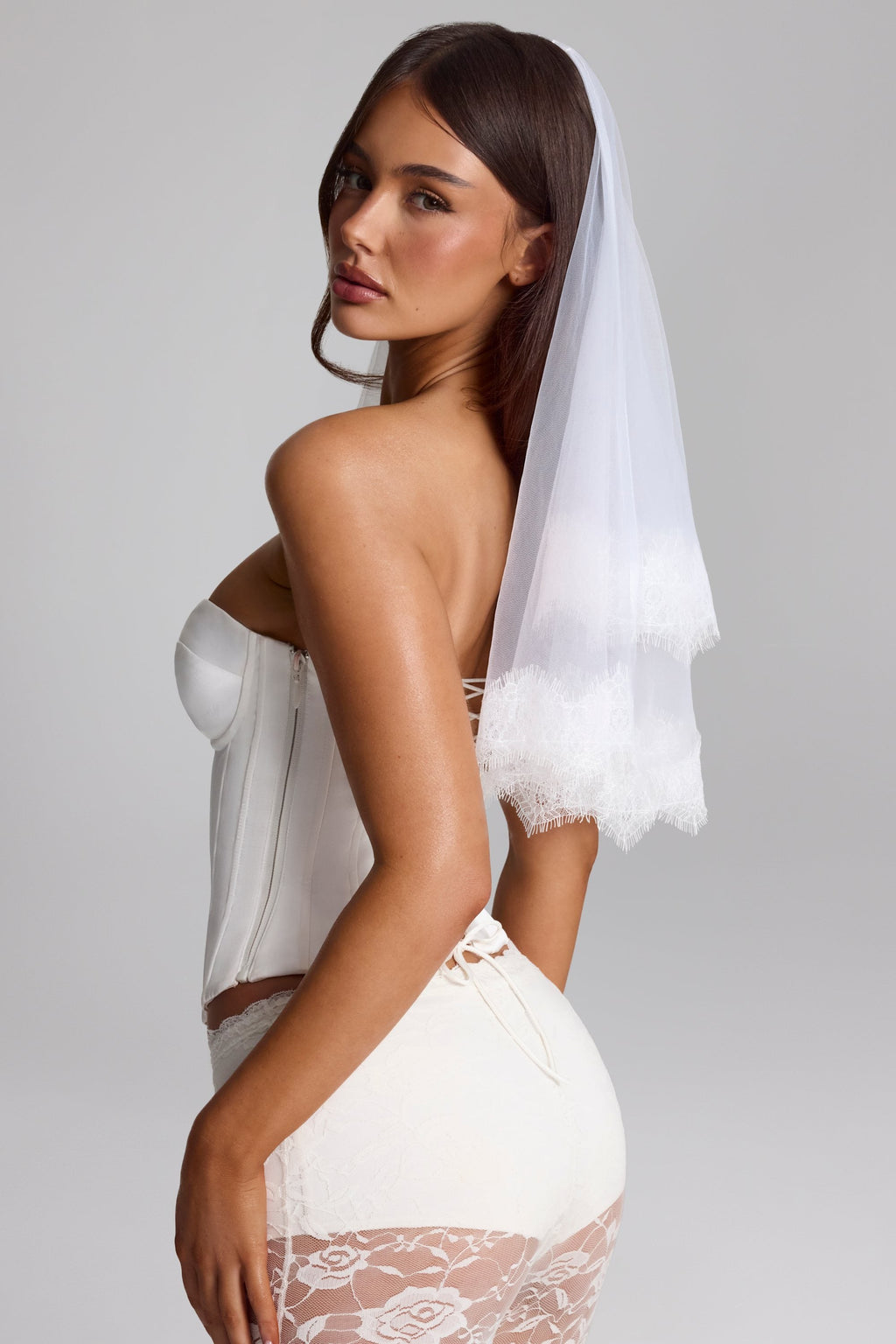 Chic Lace-Trim Veil in White