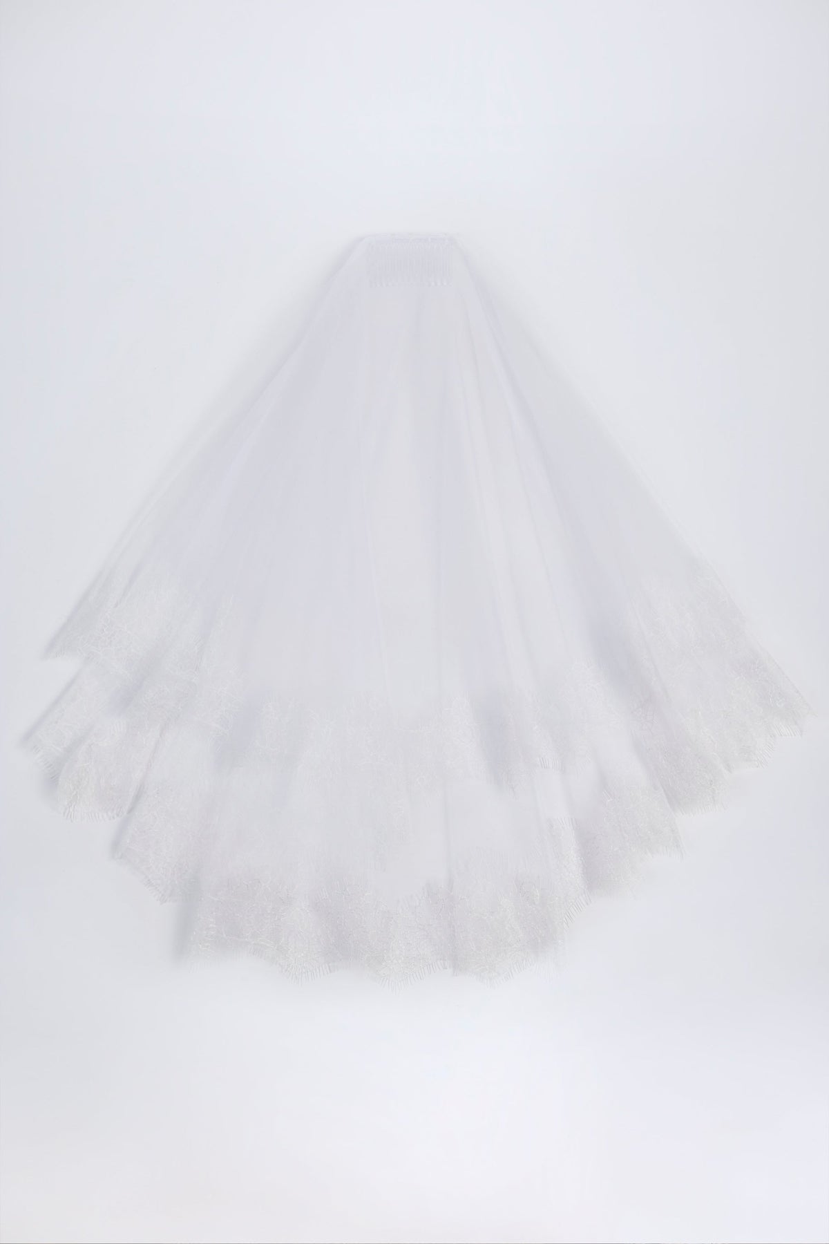 Chic Lace-Trim Veil in White