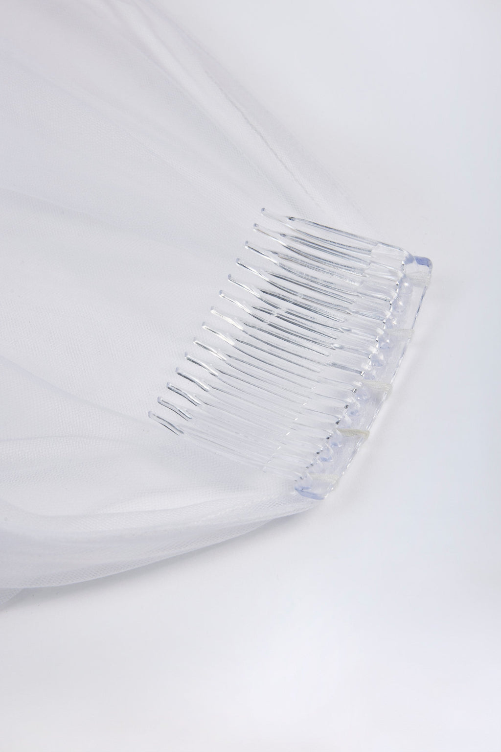 Chic Lace-Trim Veil in White
