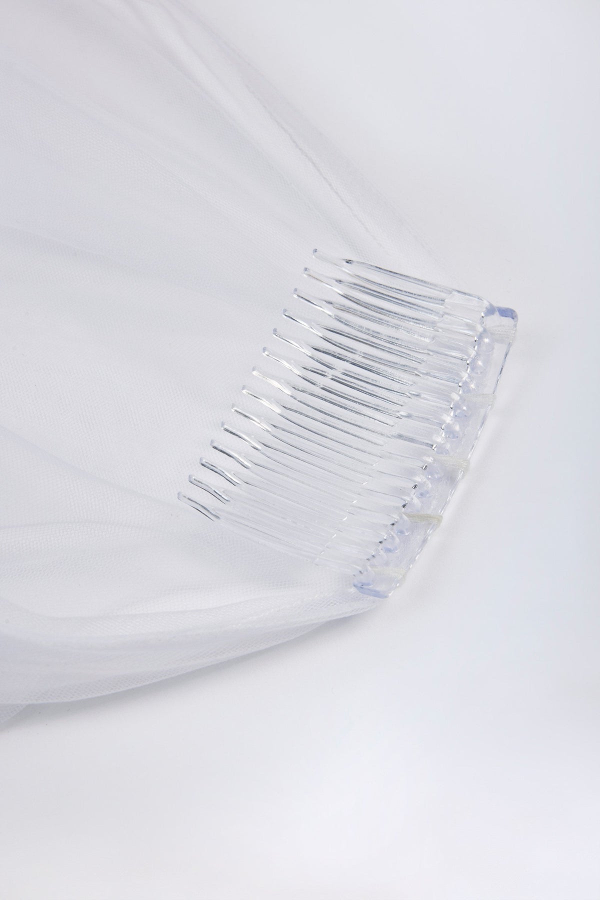 Chic Lace-Trim Veil in White
