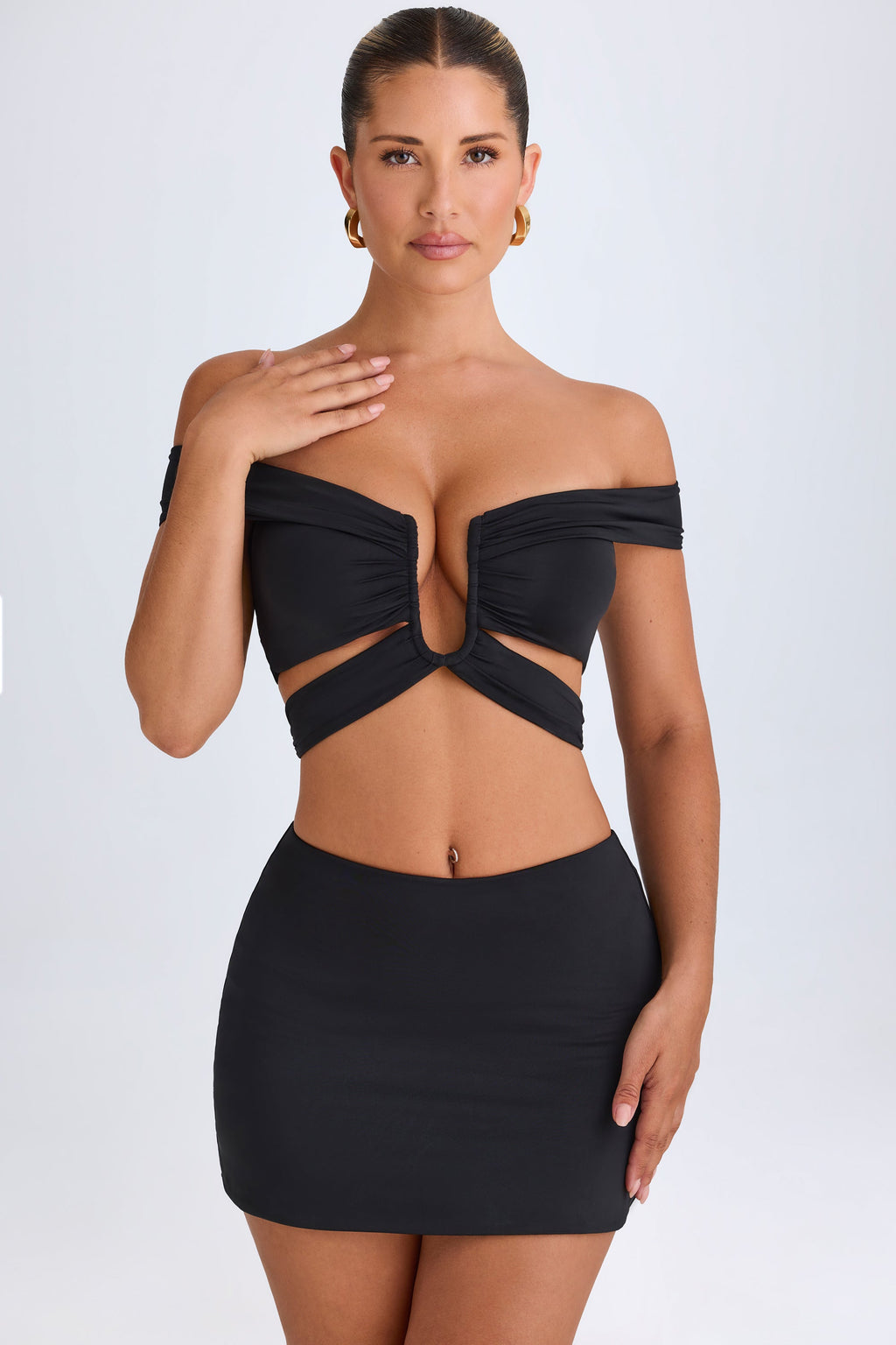 Chic Mid-Rise Micro Mini Skirt in Black