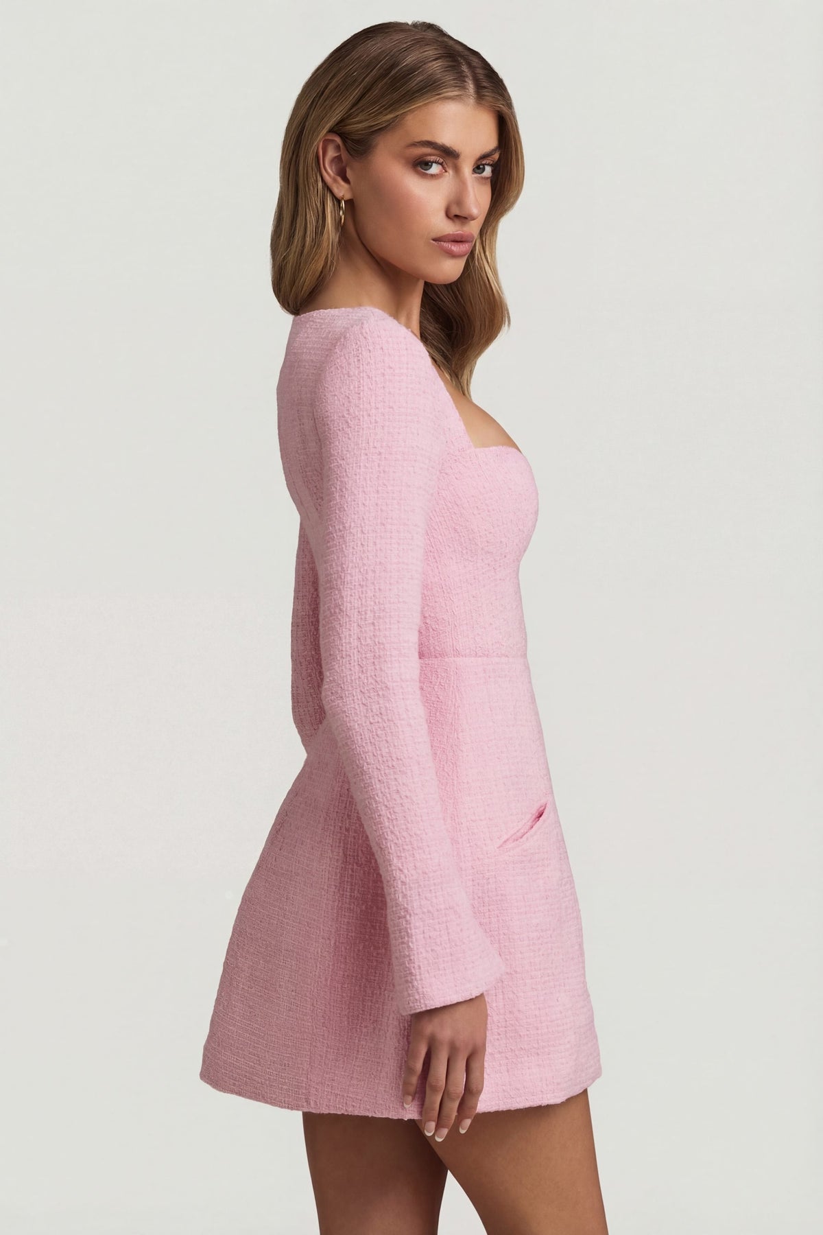 Chic Sweetheart-Neck Structured Mini Dress in Soft Pink