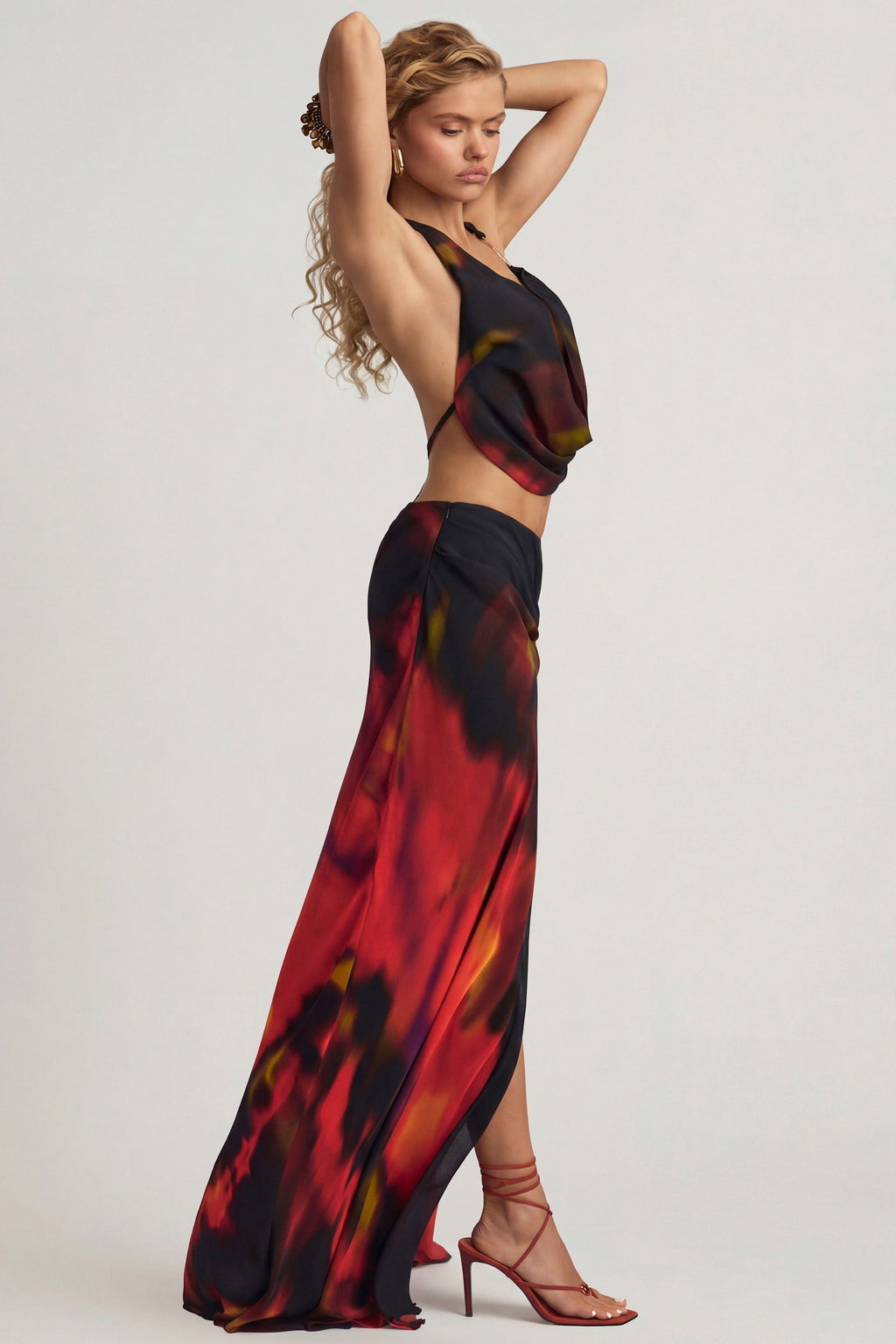 Chic Mid-Rise Split Maxi Skirt in Red Blurred Print