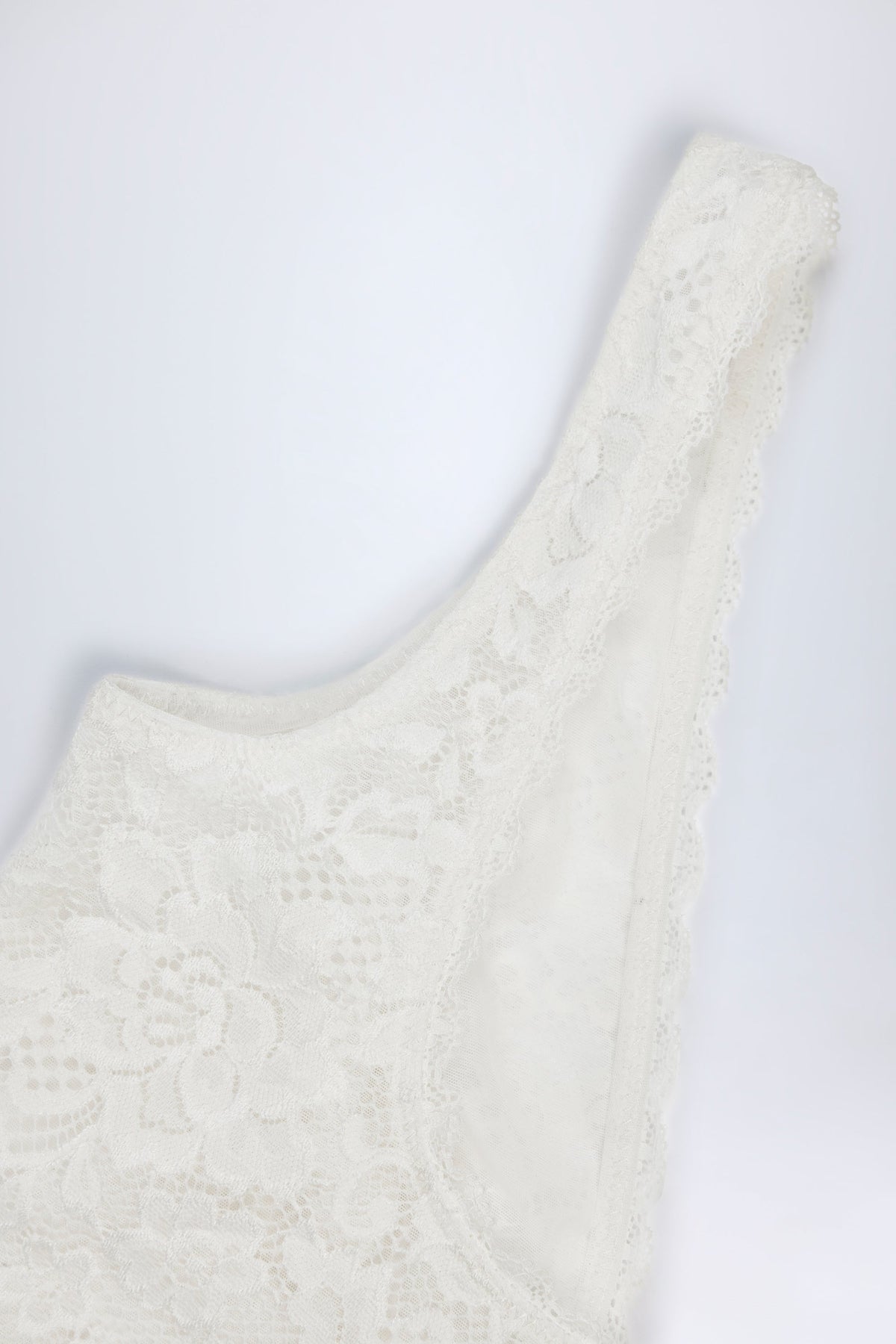 Chic Sheer Lace Scalloped Plunge-Neck Bodysuit in White