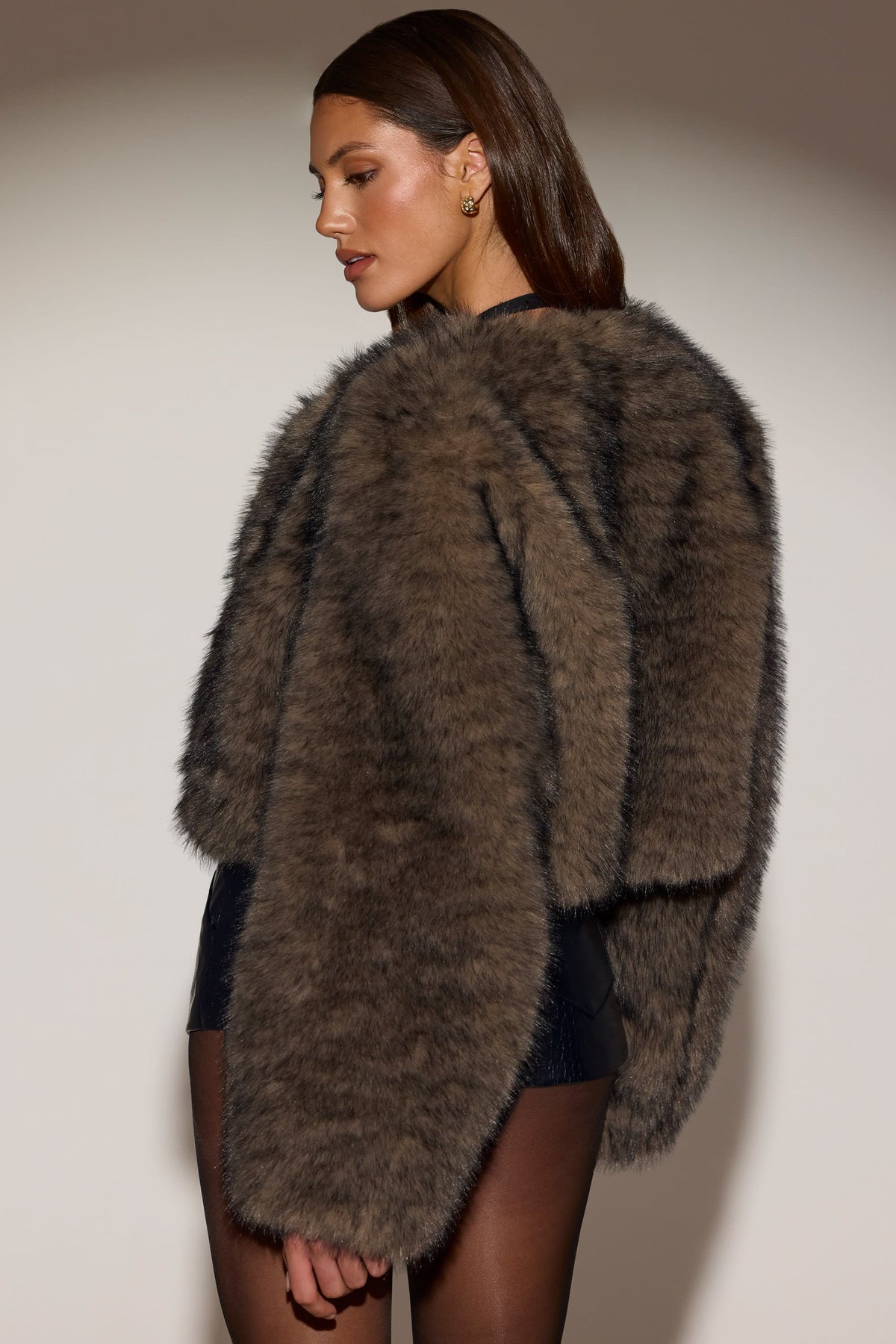 Chic Cropped Faux-Fur Jacket in Chocolate Brown