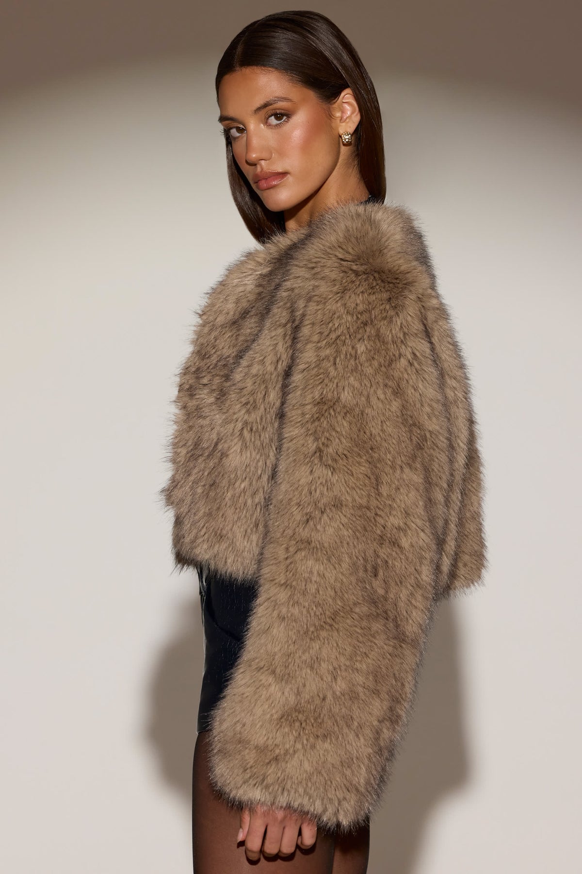 Chic Cropped Faux-Fur Jacket in Light Brown