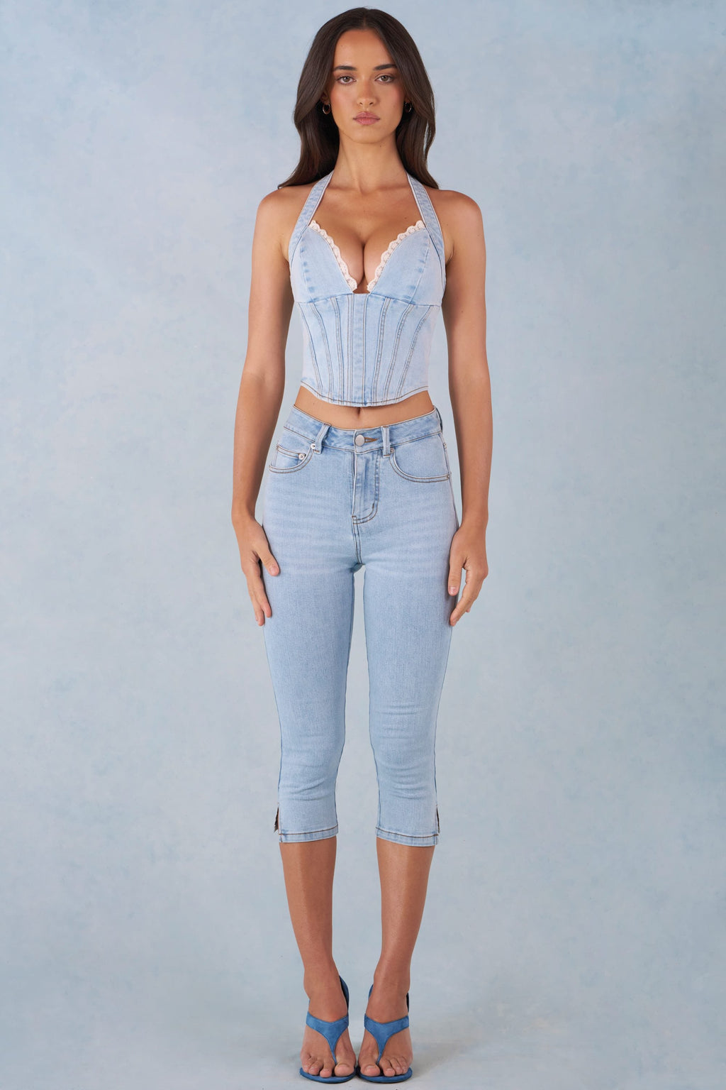 Chic Mid-Rise Denim Capri Jeans in Light Denim
