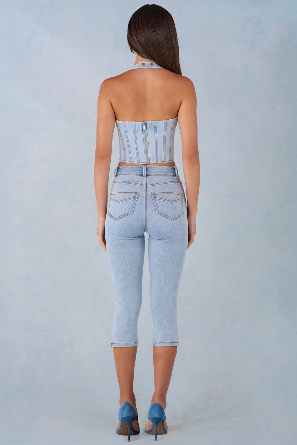 Chic Mid-Rise Denim Capri Jeans in Light Denim