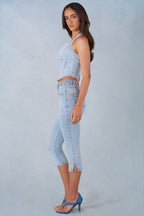 Chic Mid-Rise Denim Capri Jeans in Light Denim