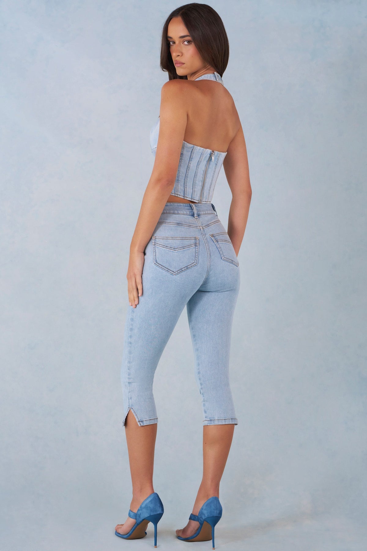 Chic Mid-Rise Denim Capri Jeans in Light Denim