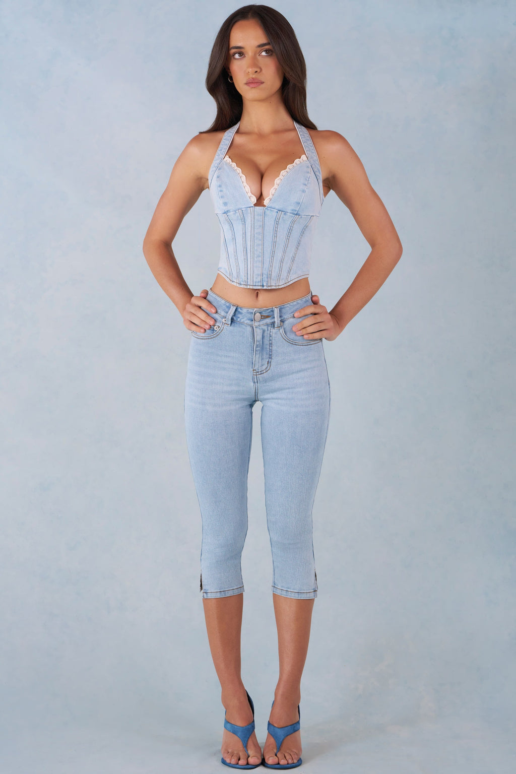Chic Mid-Rise Denim Capri Jeans in Light Denim