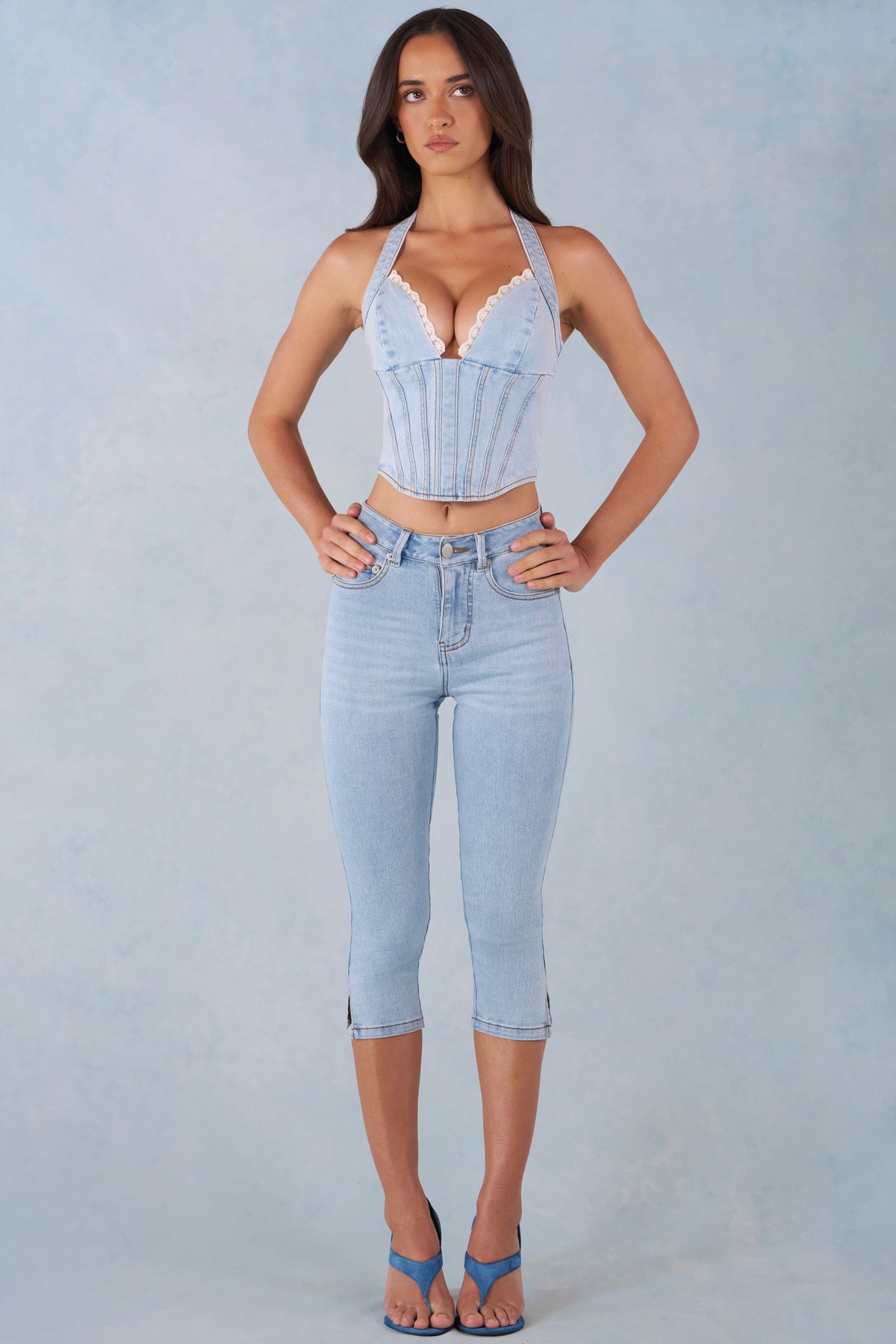 Chic Mid-Rise Denim Capri Jeans in Light Denim