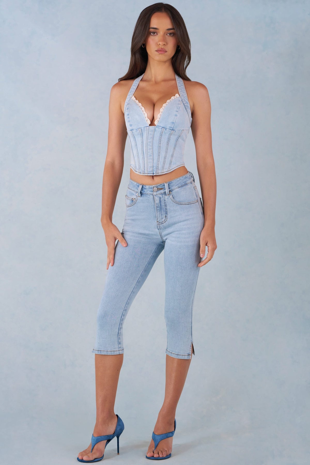 Chic Mid-Rise Denim Capri Jeans in Light Denim