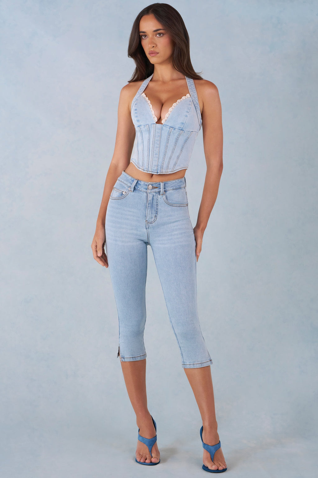 Chic Mid-Rise Denim Capri Jeans in Light Denim