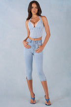 Chic Mid-Rise Denim Capri Jeans in Light Denim