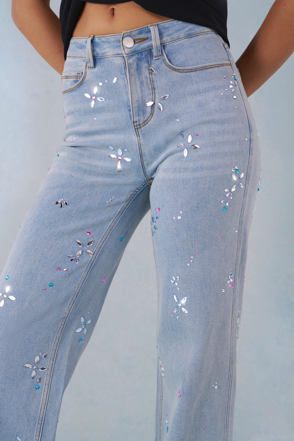 Chic Mid-Rise Straight-Leg Jeans in Light Denim