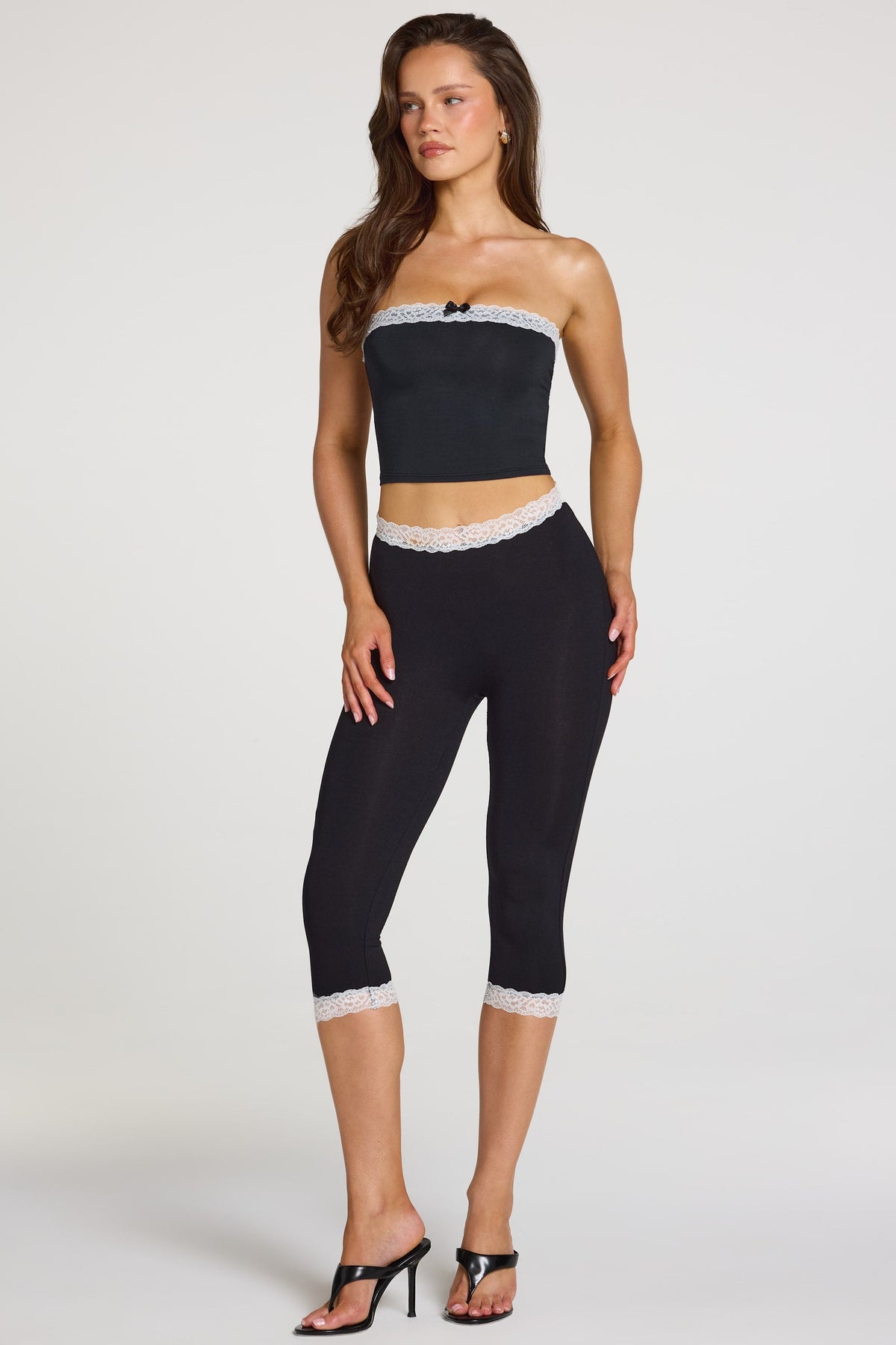 Chic Modal Lace-Trim Mid-Rise Capri Leggings in Black