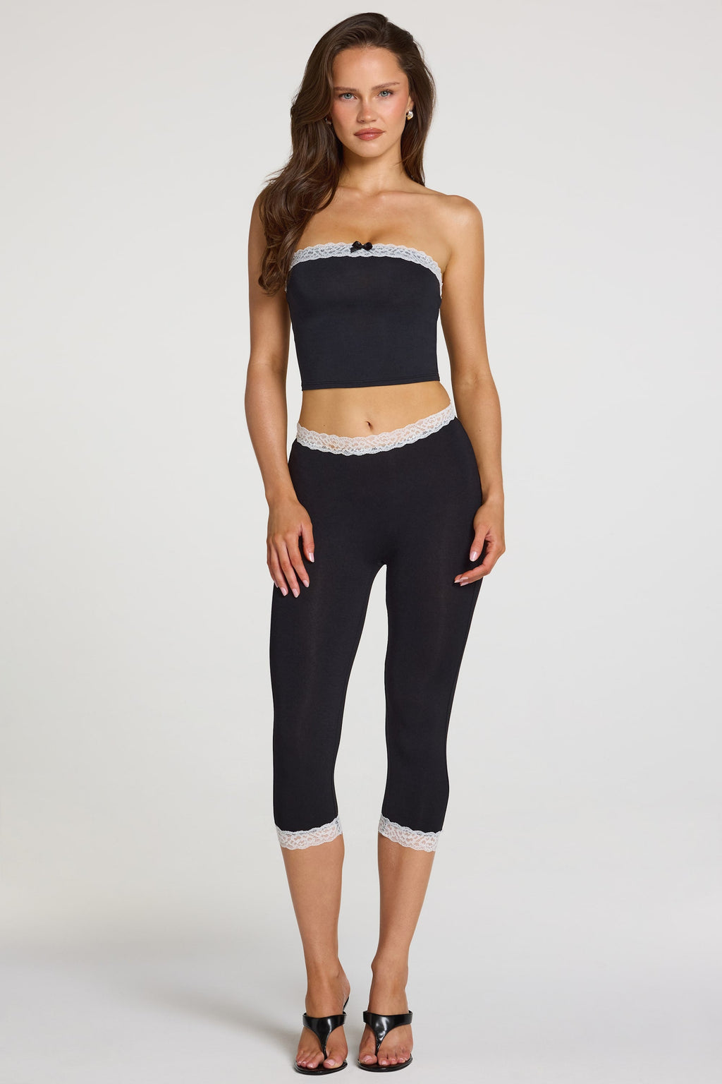 Chic Modal Lace-Trim Mid-Rise Capri Leggings in Black