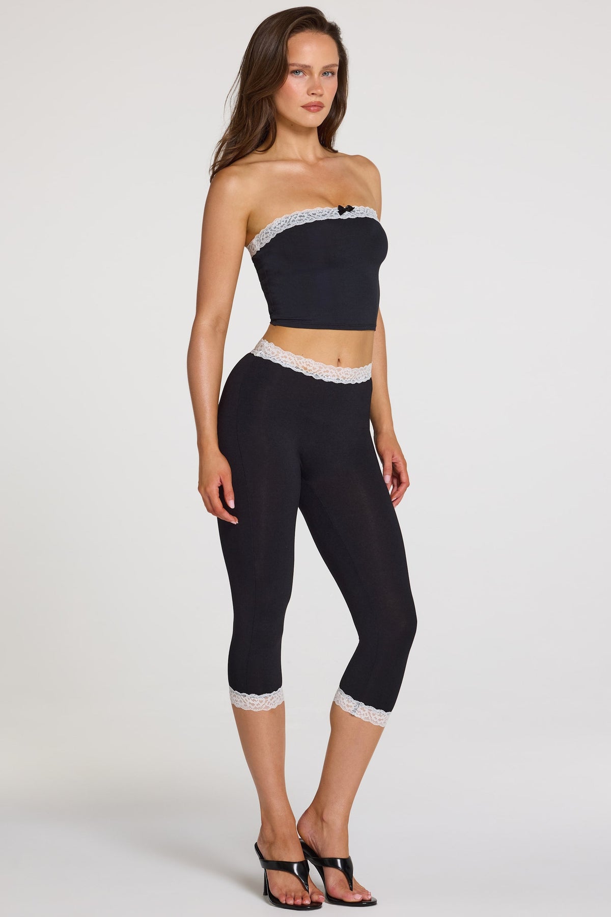 Chic Modal Lace-Trim Mid-Rise Capri Leggings in Black