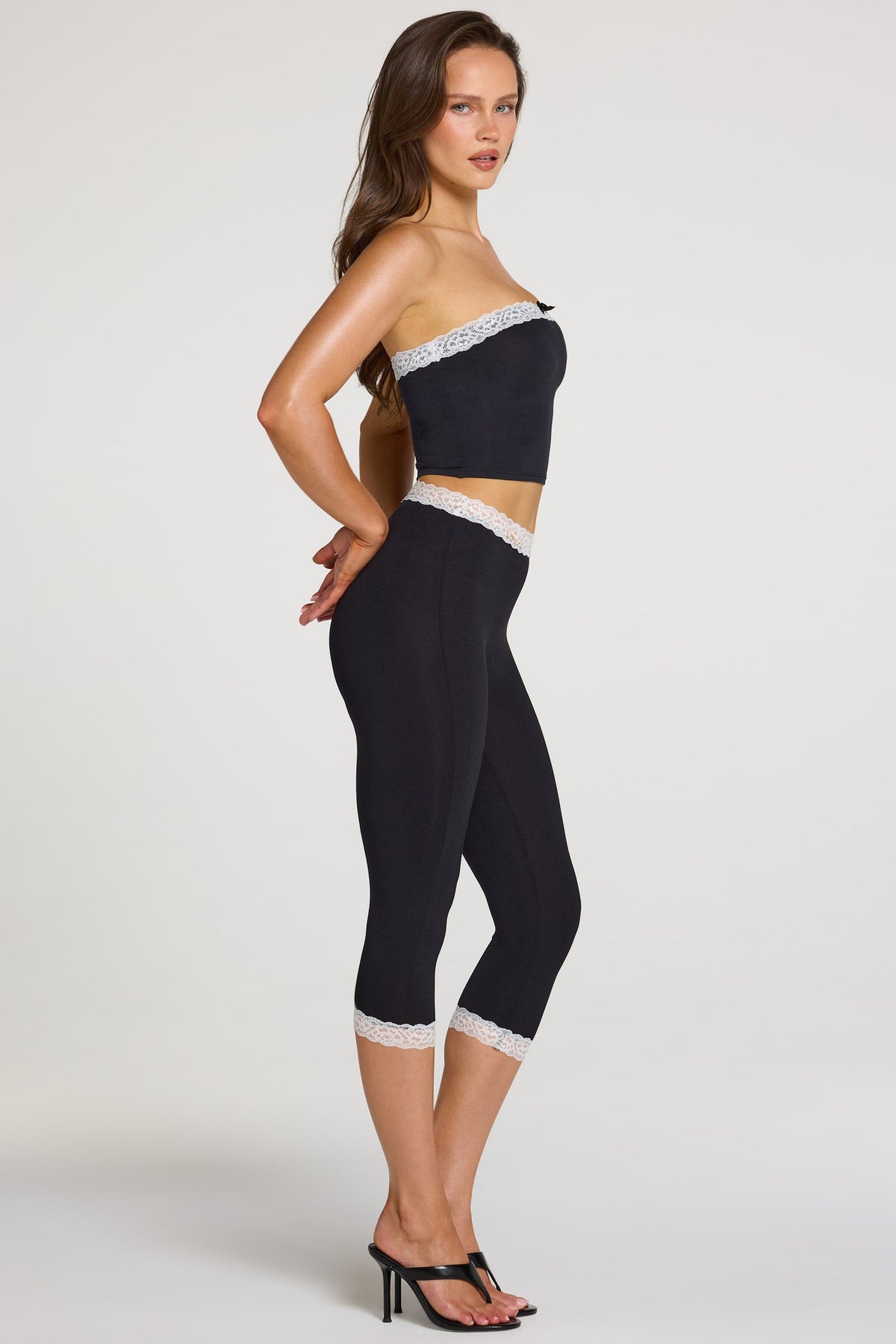 Chic Modal Lace-Trim Mid-Rise Capri Leggings in Black