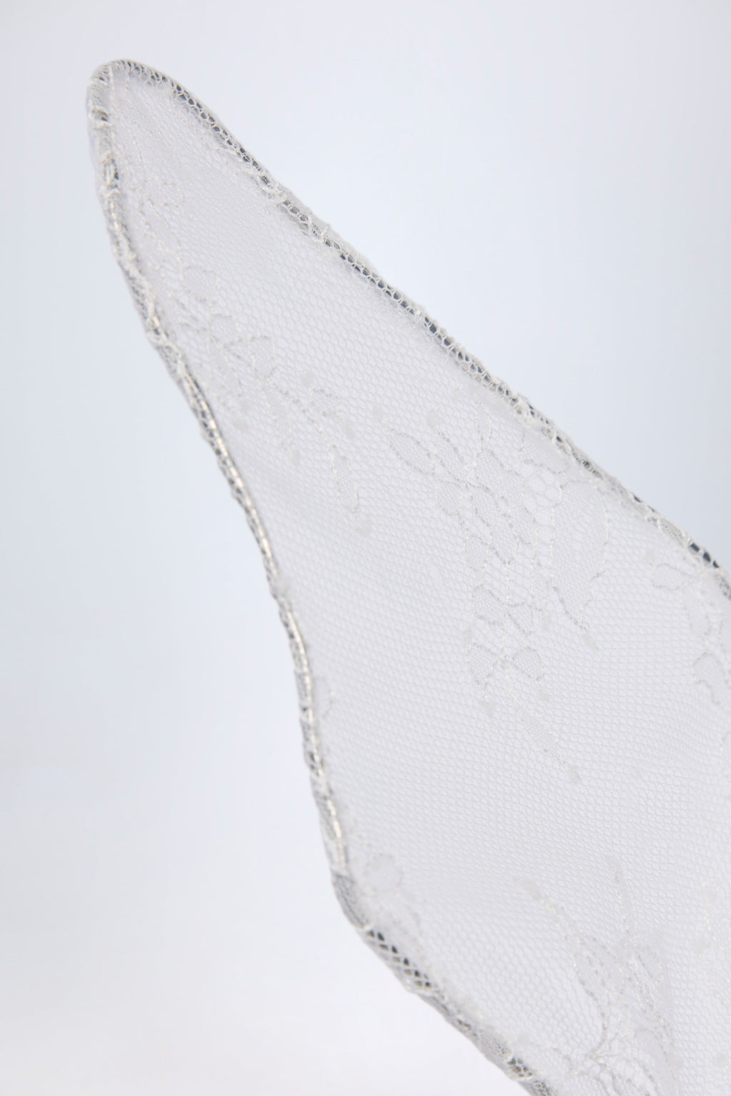 Chic Wired Lace Headband in White