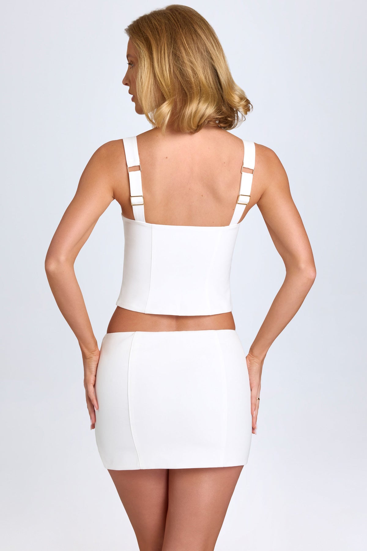 Chic Curved Low-Rise Mini Skirt in White