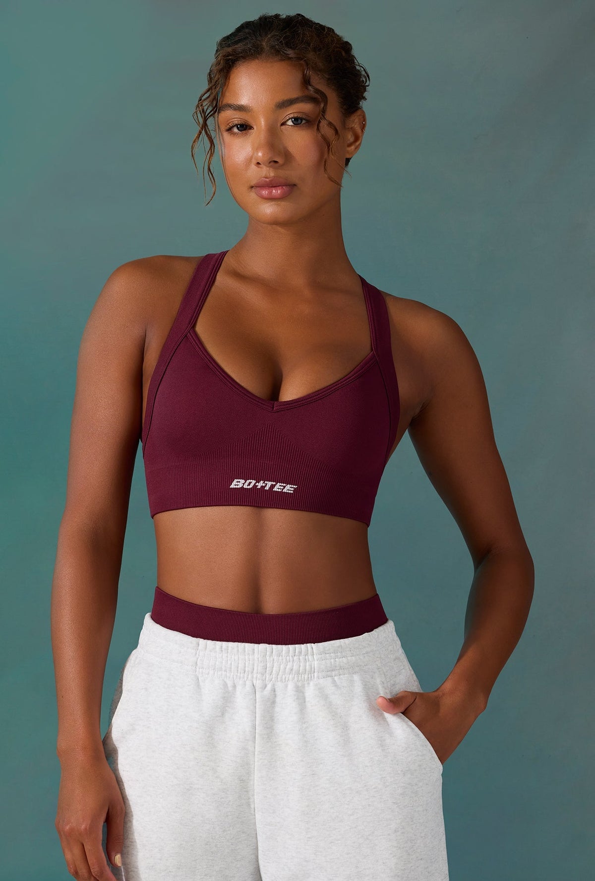 Chic Super Sculpt Seamless Cross Back Sports Bra in Plum