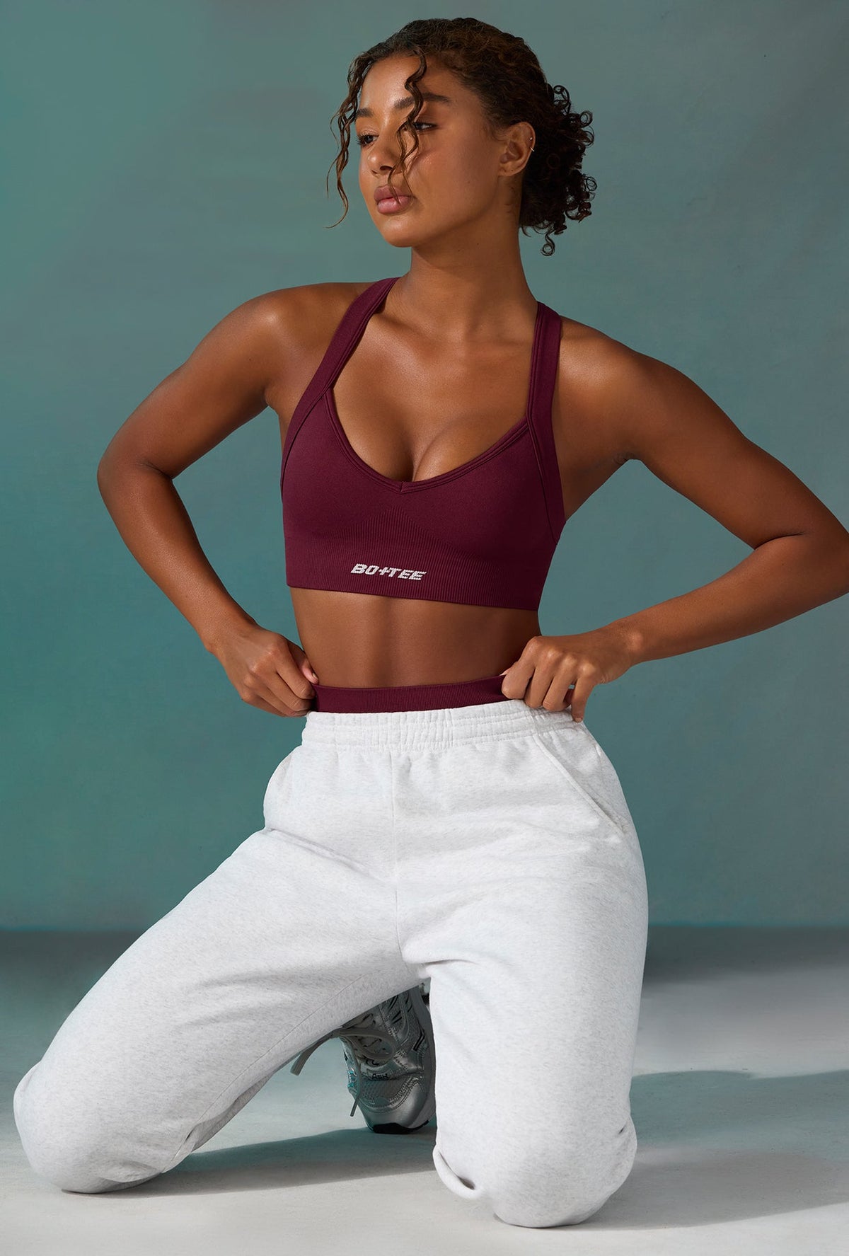 Chic Super Sculpt Seamless Cross Back Sports Bra in Plum