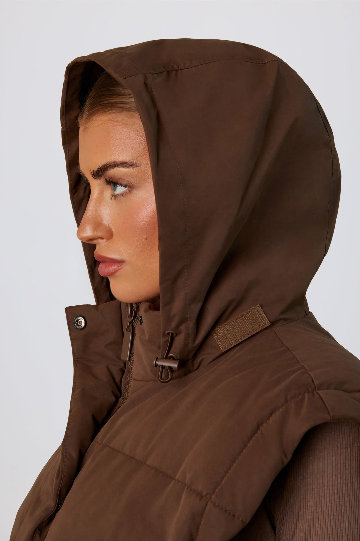 Chic Cropped Puffer Jacket with Detachable Sleeves in Cocoa Brown