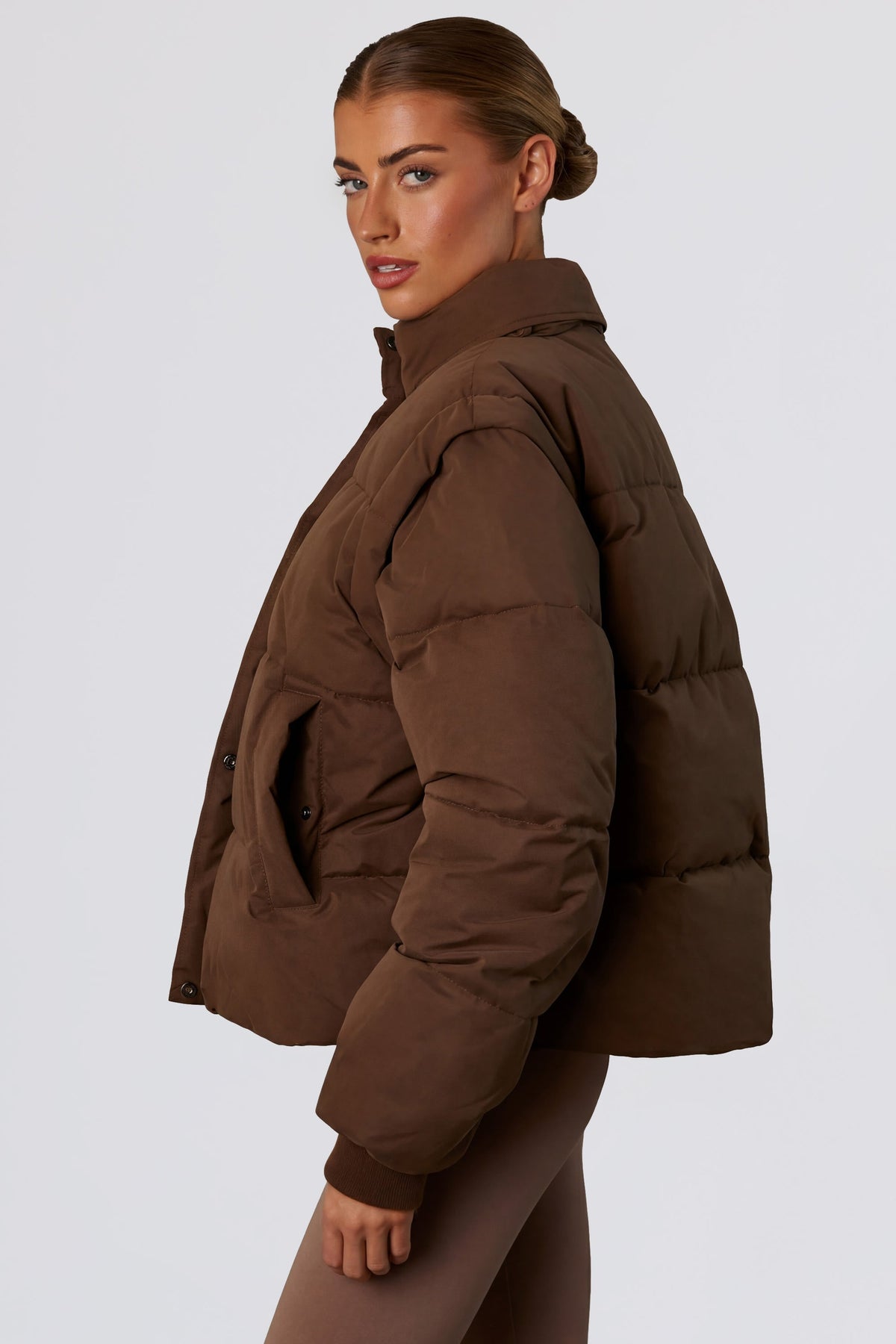Chic Cropped Puffer Jacket with Detachable Sleeves in Cocoa Brown