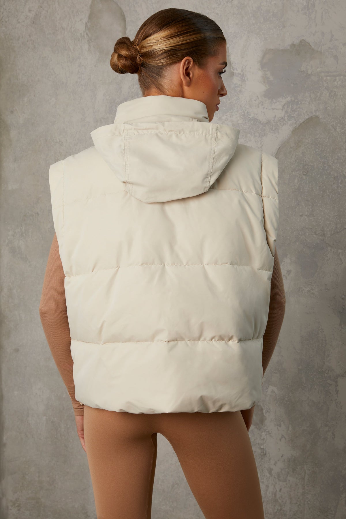 Chic Cropped Puffer Jacket with Detachable Sleeves in Sand