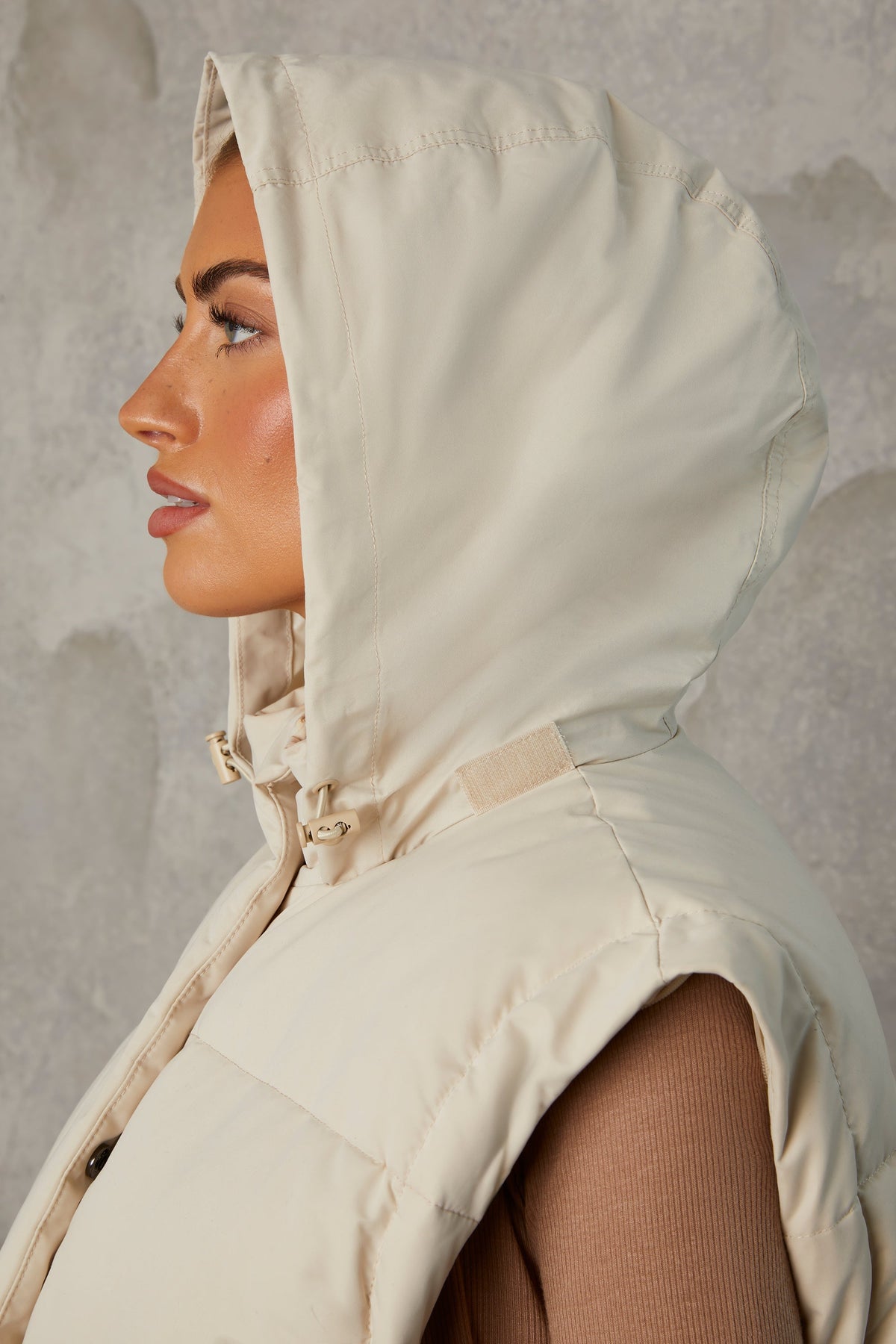 Chic Cropped Puffer Jacket with Detachable Sleeves in Sand