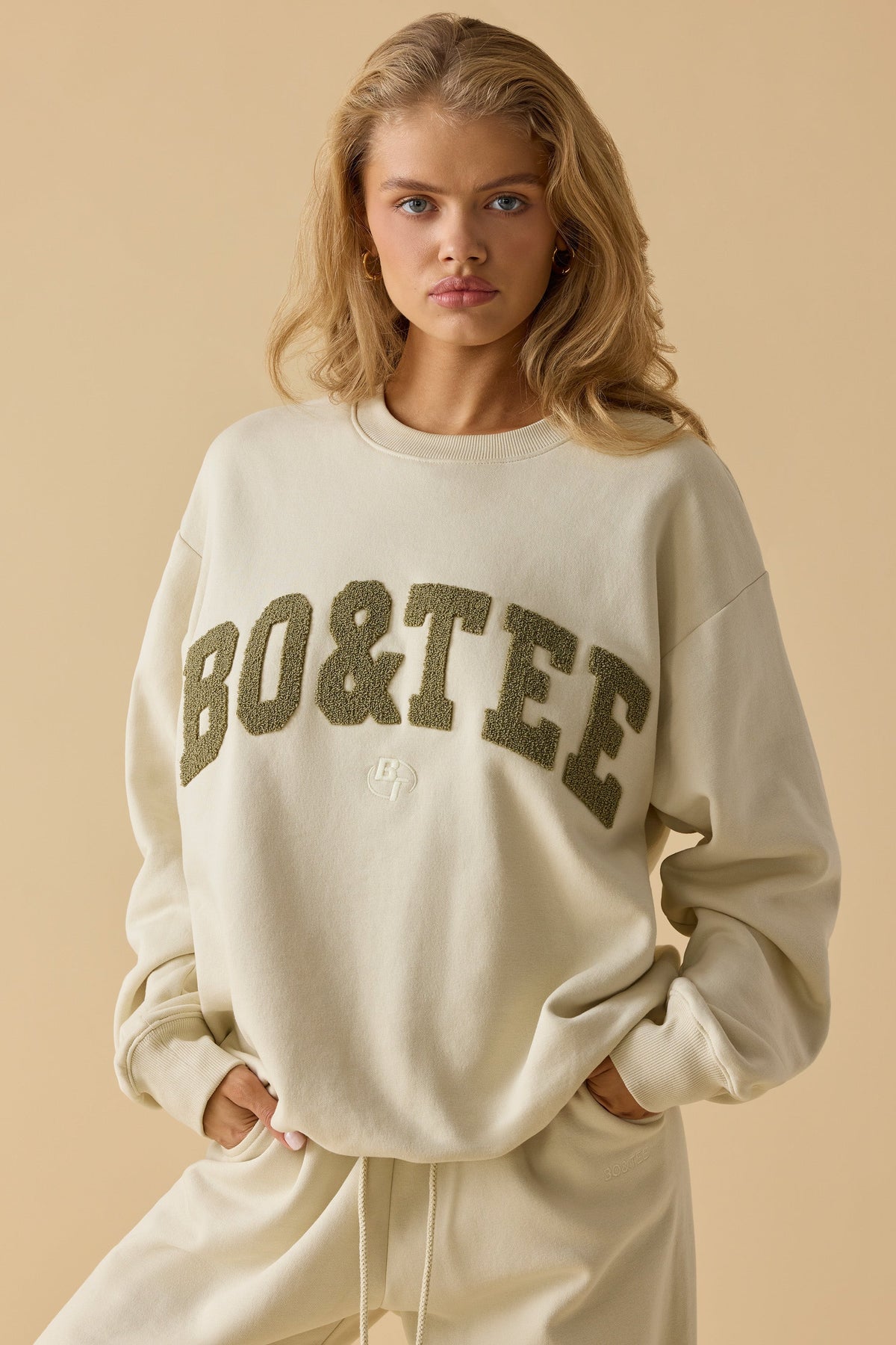 Chic Oversized Crew Neck Sweatshirt in Bone