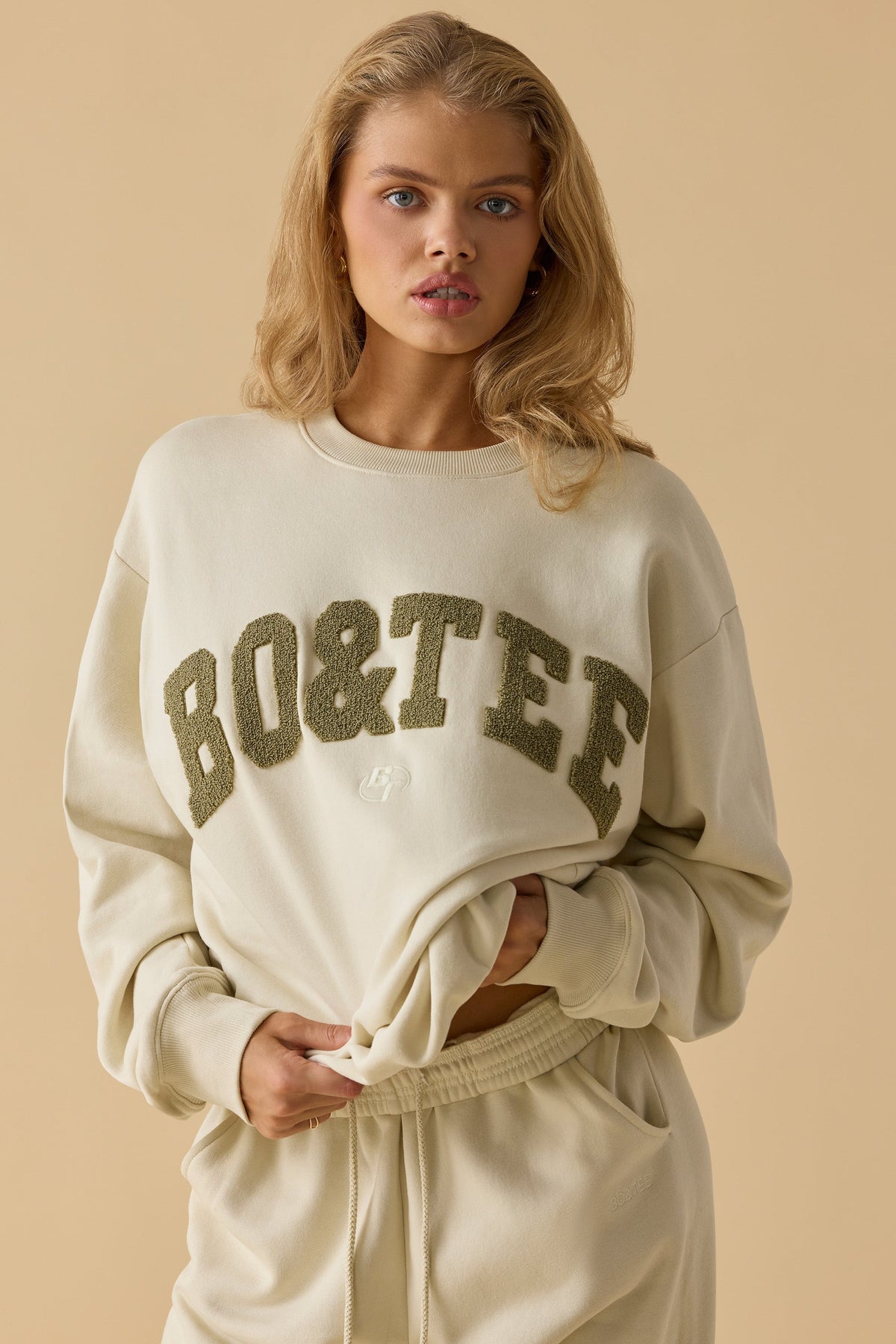 Chic Oversized Crew Neck Sweatshirt in Bone