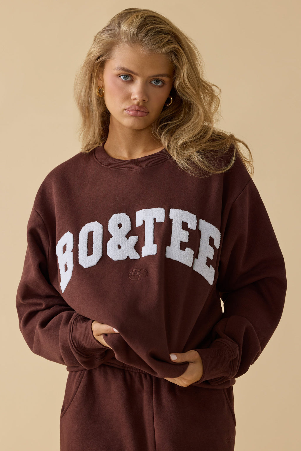 Chic Oversized Crew Neck Sweatshirt in Mahogany
