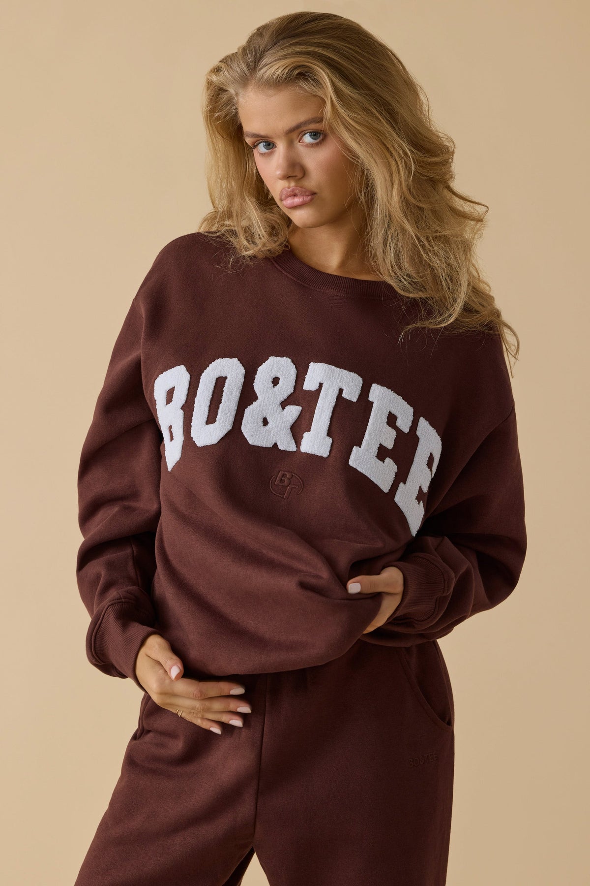 Chic Oversized Crew Neck Sweatshirt in Mahogany