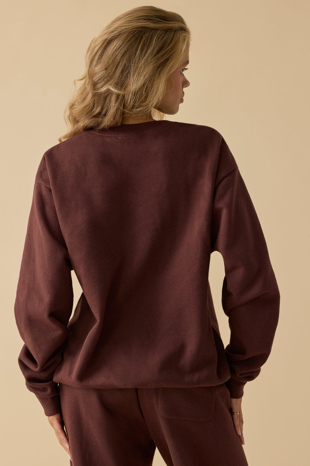 Chic Oversized Crew Neck Sweatshirt in Mahogany