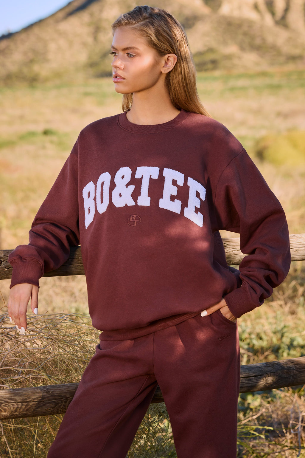 Chic Oversized Crew Neck Sweatshirt in Mahogany