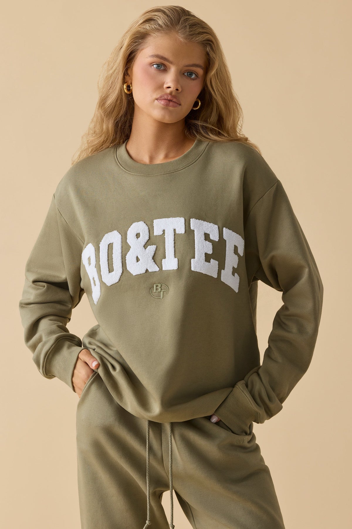 Chic Oversized Crew Neck Sweatshirt in Soft Olive