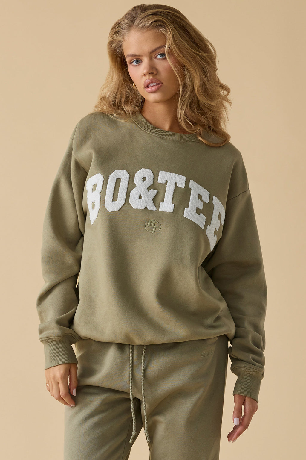 Chic Oversized Crew Neck Sweatshirt in Soft Olive