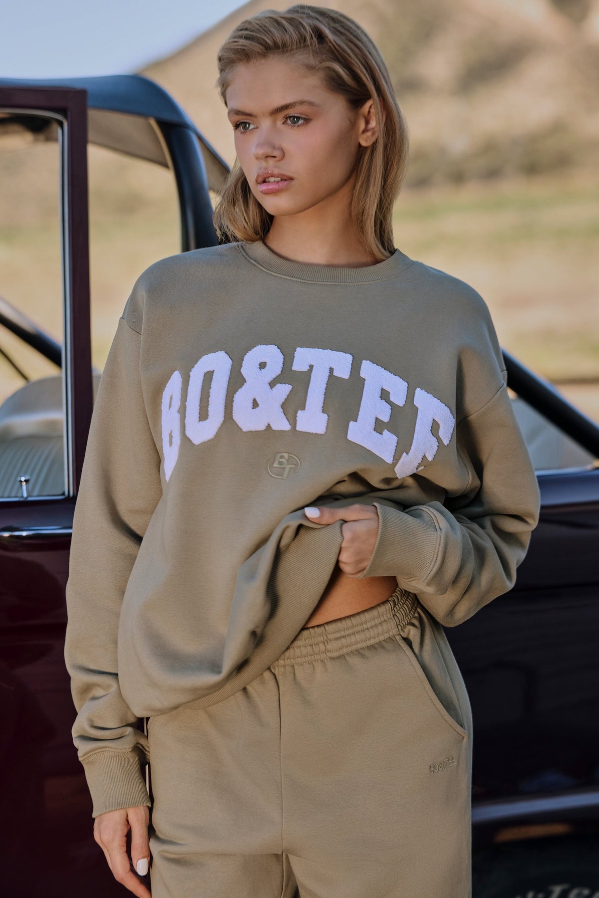 Chic Oversized Crew Neck Sweatshirt in Soft Olive