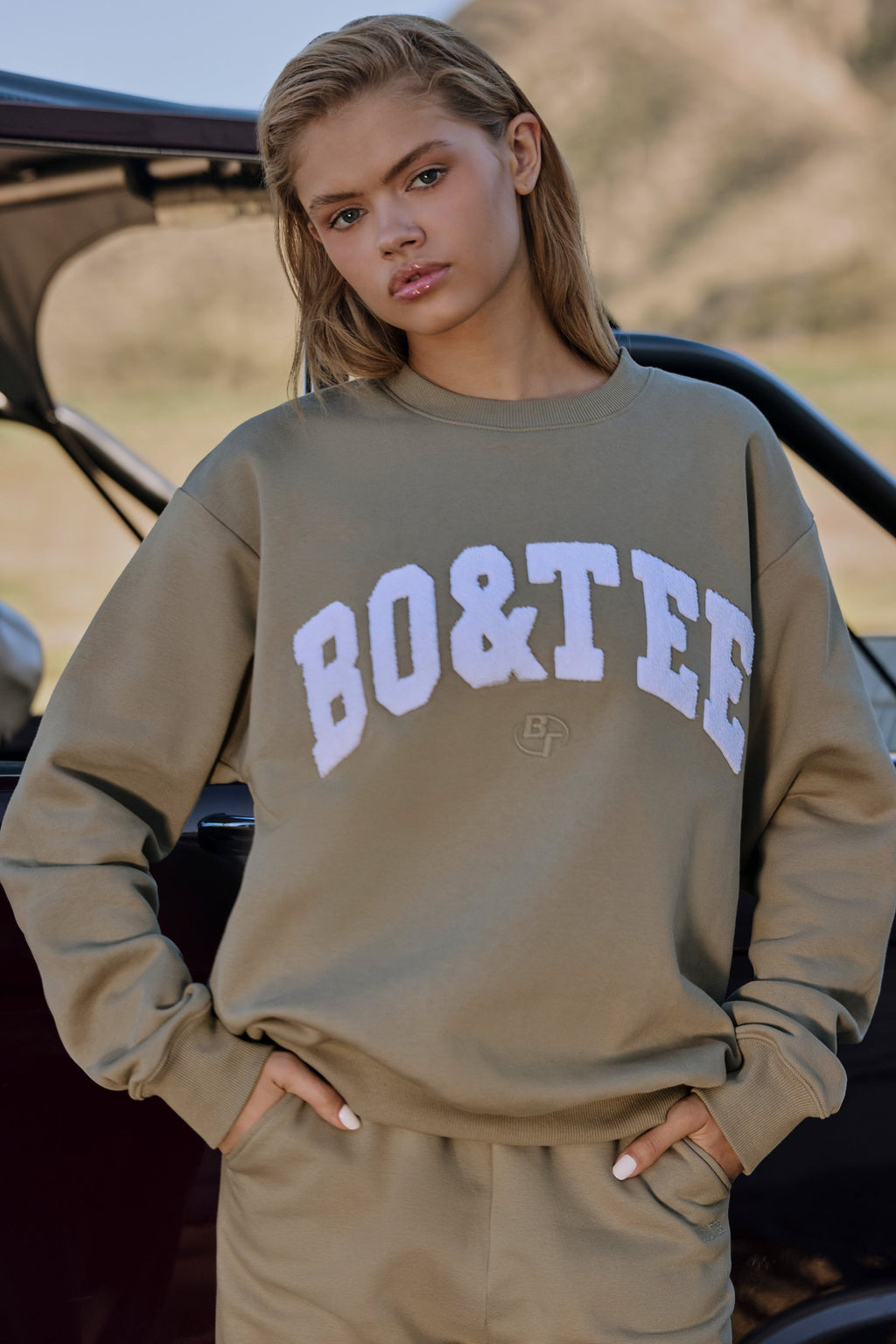 Chic Oversized Crew Neck Sweatshirt in Soft Olive