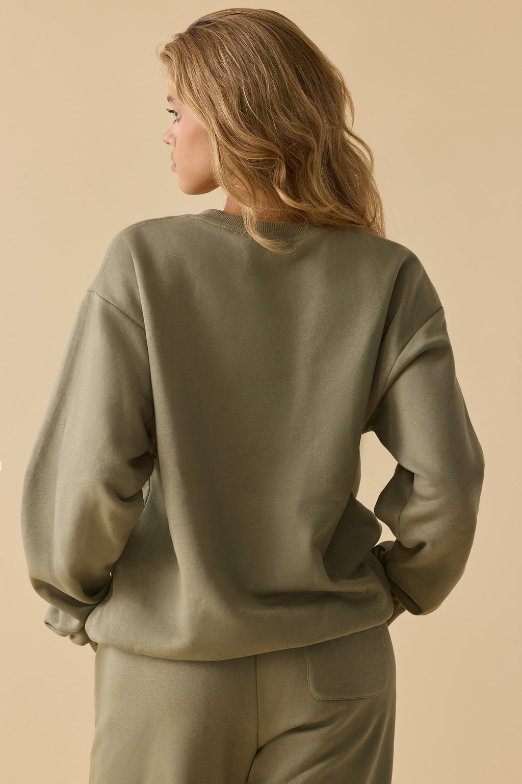Chic Oversized Crew Neck Sweatshirt in Soft Olive