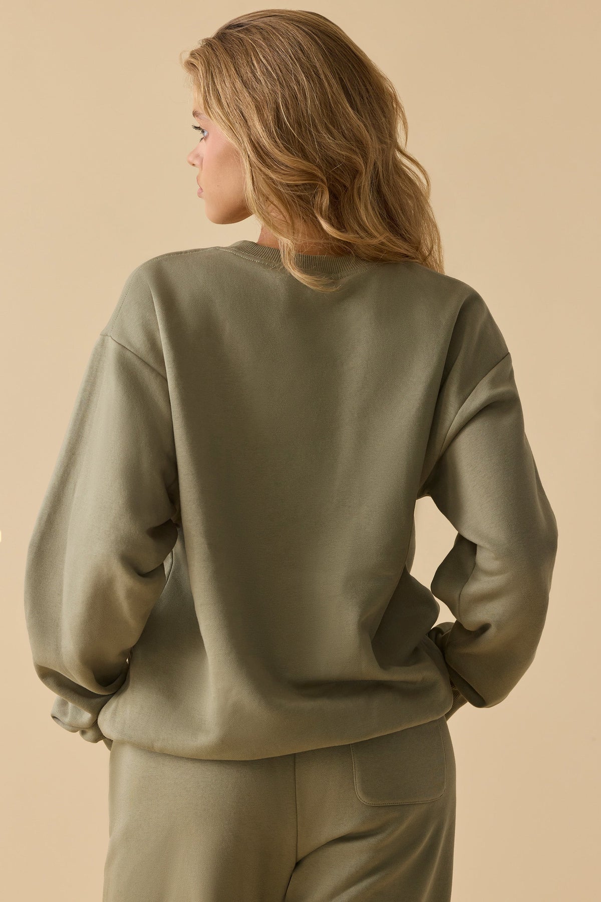 Chic Oversized Crew Neck Sweatshirt in Soft Olive