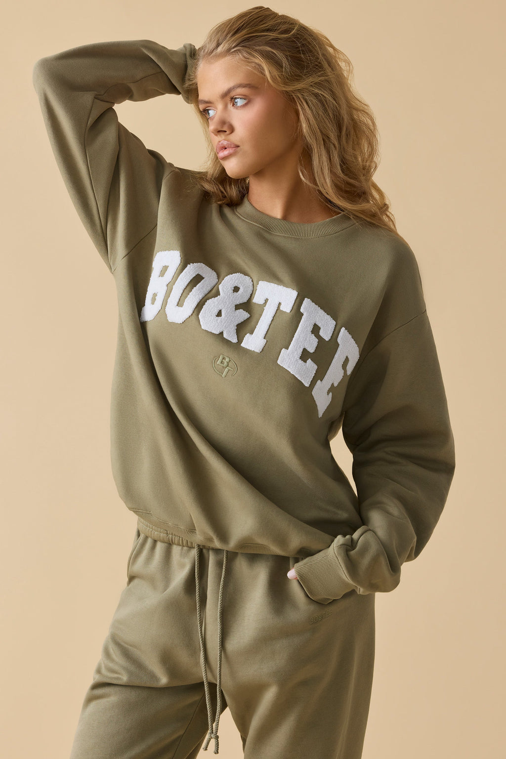 Chic Oversized Crew Neck Sweatshirt in Soft Olive